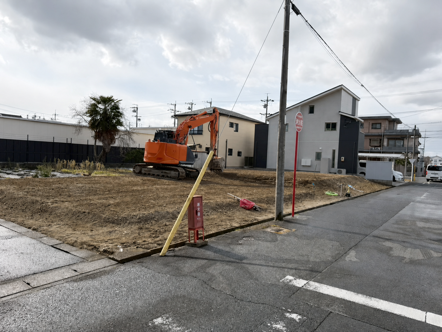 稲沢市の木造・鉄骨造建物を撤去後に整地作業を進める現場